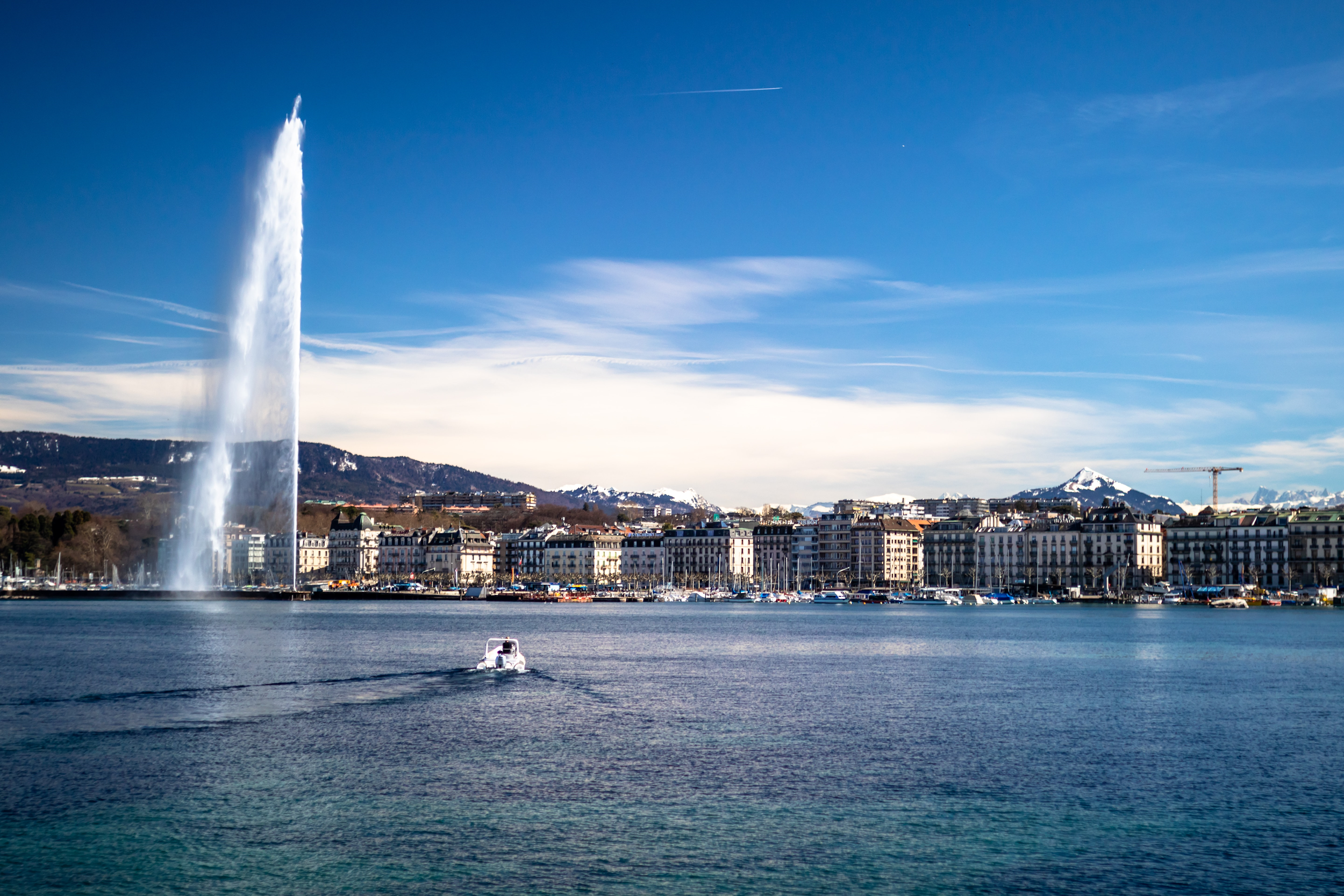 Picture of Geneva city showing lake & buildings